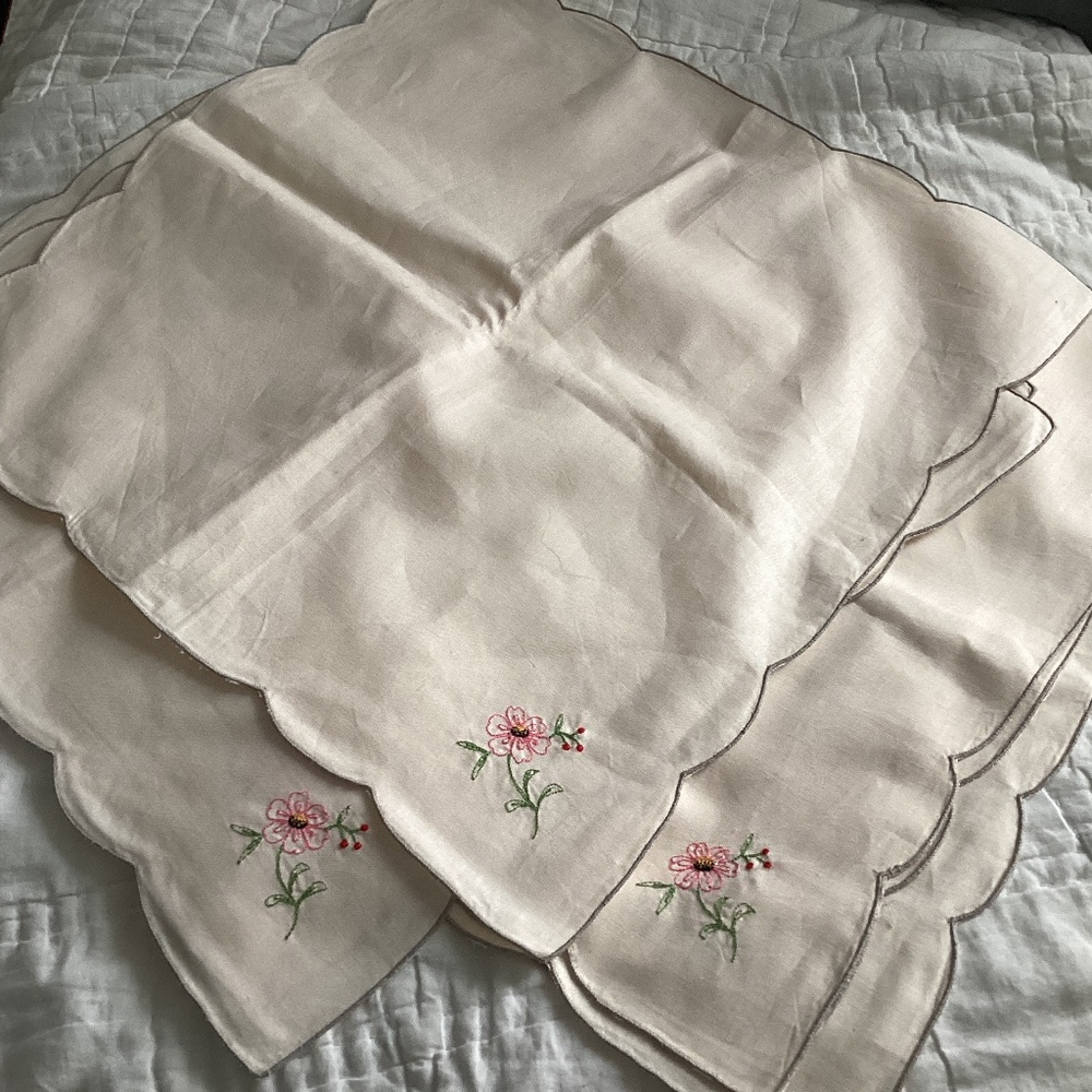 SET OF SIX VINTAGE OFF-WHITE LINEN EMBROIDERED SQUARE DINNER NAPKINS